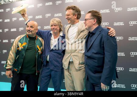 Sandro Giampietro, Helge Schneider, Christoph Gröner und Angelo Kelly bei der Premiere des Dokumentarfilms The Klimperclown auf dem 42. Filmfest München 2025 ins Deutsche Theater. München, 30.06.2025 *** Sandro Giampietro, Helge Schneider, Christoph Gröner und Angelo Kelly bei der Uraufführung des Dokumentarfilms der Klimperclown auf dem Filmfest München 42 2025 im Deutschen Theater München, 30 06 2025 Foto:Xn.xKolinzx/xFuturexImagex klimperclown 5643 Stockfoto