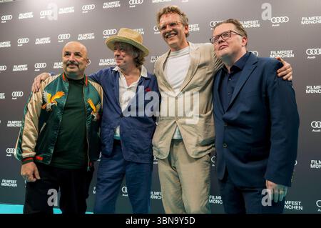 Sandro Giampietro, Helge Schneider, Christoph Gröner und Angelo Kelly bei der Premiere des Dokumentarfilms The Klimperclown auf dem 42. Filmfest München 2025 ins Deutsche Theater. München, 30.06.2025 *** Sandro Giampietro, Helge Schneider, Christoph Gröner und Angelo Kelly bei der Uraufführung des Dokumentarfilms der Klimperclown auf dem Filmfest München 42 2025 im Deutschen Theater München, 30 06 2025 Foto:Xn.xKolinzx/xFuturexImagex klimperclown 5645 Stockfoto