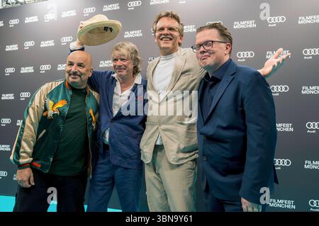 Sandro Giampietro, Helge Schneider, Christoph Gröner und Angelo Kelly bei der Premiere des Dokumentarfilms The Klimperclown auf dem 42. Filmfest München 2025 ins Deutsche Theater. München, 30.06.2025 *** Sandro Giampietro, Helge Schneider, Christoph Gröner und Angelo Kelly bei der Uraufführung des Dokumentarfilms der Klimperclown auf dem Filmfest München 42 2025 im Deutschen Theater München, 30 06 2025 Foto:Xn.xKolinzx/xFuturexImagex klimperclown 5644 Stockfoto