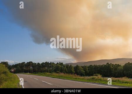 28. Juni 2025. Carrbridge und Grantown in Spey, Schottland. Dies ist ein sehr großes, vom Wind angetriebenes Waldfeuer auf den Hügeln zwischen Carrbridge und Grantown und S Stockfoto