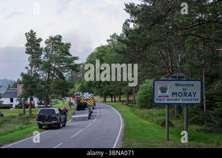 28. Juni 2025. Carrbridge und Grantown in Spey, Schottland. Dies ist ein sehr großes, vom Wind angetriebenes Waldfeuer auf den Hügeln zwischen Carrbridge und Grantown und S Stockfoto