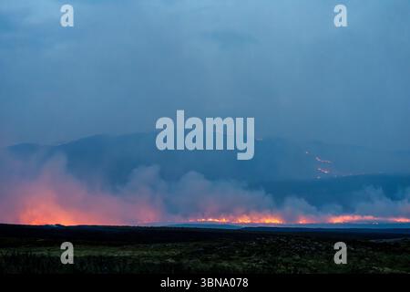 28. Juni 2025. Carrbridge und Grantown in Spey, Schottland. Dies ist ein sehr großes, vom Wind angetriebenes Waldfeuer auf den Hügeln zwischen Carrbridge und Grantown und S Stockfoto