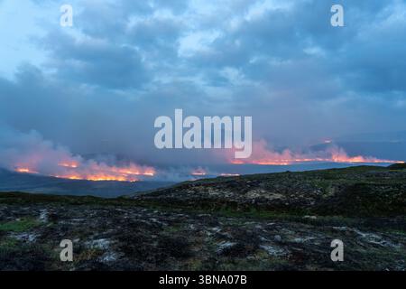 28. Juni 2025. Carrbridge und Grantown in Spey, Schottland. Dies ist ein sehr großes, vom Wind angetriebenes Waldfeuer auf den Hügeln zwischen Carrbridge und Grantown und S Stockfoto