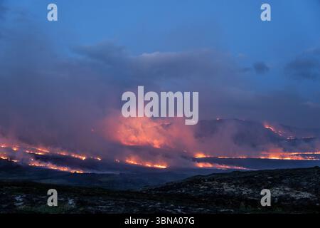 28. Juni 2025. Carrbridge und Grantown in Spey, Schottland. Dies ist ein sehr großes, vom Wind angetriebenes Waldfeuer auf den Hügeln zwischen Carrbridge und Grantown und S Stockfoto