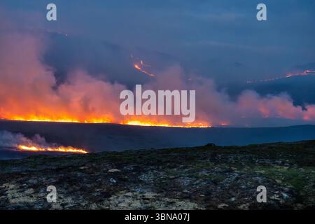 28. Juni 2025. Carrbridge und Grantown in Spey, Schottland. Dies ist ein sehr großes, vom Wind angetriebenes Waldfeuer auf den Hügeln zwischen Carrbridge und Grantown und S Stockfoto