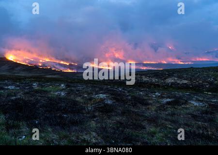 28. Juni 2025. Carrbridge und Grantown in Spey, Schottland. Dies ist ein sehr großes, vom Wind angetriebenes Waldfeuer auf den Hügeln zwischen Carrbridge und Grantown und S Stockfoto