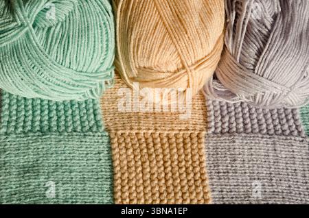 Wollgarn in Nahaufnahme. Warme Babydecke aus Wintergarn. Farbenfrohe Strickwolle. Nahtloses Muster der Babydecke. Stockfoto