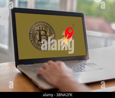 Mann, der einen Laptop mit Bitcoin-Wachstumskonzept auf dem Bildschirm verwendet Stockfoto