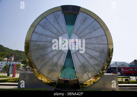 Gangneung, Südkorea - 1. Juni 2025: Frontalansicht des massiven Sanduhrdenkmals im Jeongdongjin Hourglass Park, einem beeindruckenden Küstendenkmal Stockfoto