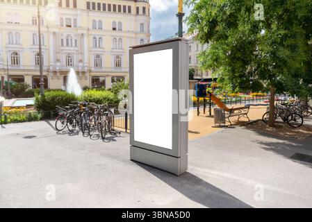 Leeres City Reklametafeln im Quadrat mit Fahrrädern und Springbrunnen, ideal für Werbung, Werbeaktionen oder Werbeplakate Stockfoto