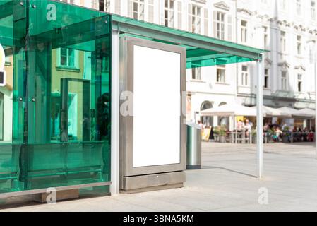 Vertikales Außenmockup an einer modernen Glasbushaltestelle mit Kopierraum, geeignet für öffentliche Informationen, Werbung oder Branding Stockfoto