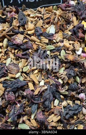 Eine Nahaufnahme eines Haufens lockerer, getrockneter Kräuter und Gewürze. Der Stapel ist eine Mischung aus dunkelbraunen, schwarzen und rötlich-violetten Tönen mit verstreuten Stücken von getrockneten Blüten, Samen und Gewürzen. Der Haufen besteht hauptsächlich aus getrockneten Kräutern und Gewürzen, wobei einige Holz- oder Rindenstücke eingemischt werden. Der Stapel befindet sich auf einer schwarzen Fläche, wobei ein Teil eines schwarzen Schildes in der oberen linken Ecke sichtbar ist. Ein Künstlerauge und fantasievolle Unterschrift., Istanbul, Türkei. Die größte Stadt in der Türkei und eine der wenigen transkontinentalen Städte der Welt, die sich über Europa und Asien am Bosporu erstreckt Stockfoto