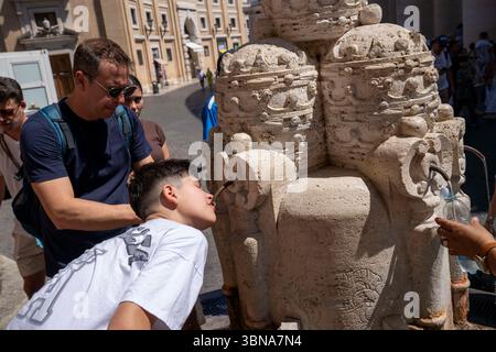 Vatikanstadt, Massachusetts, USA. 30. Juni 2025. Während einer Hitzewelle in Europa am 30. Juni 2025 erhalten Menschen Trinkwasser aus einem öffentlichen Brunnen in Vatikanstadt. Rom ist eine von 16 italienischen Städten mit der höchsten Hitzewarnung. (Kreditbild: © M. Scott Brauer/ZUMA Press Wire) NUR REDAKTIONELLE VERWENDUNG! Nicht für kommerzielle ZWECKE! Stockfoto