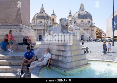 Rom, Massachusetts, USA. 30. Juni 2025. Die Menschen finden Schatten, um sich bei einer Hitzewelle in Europa am 30. Juni 2025 neben einem Brunnen auf der Piazza del Popolo in Rom, Italien, abzukühlen. Rom ist eine von 16 italienischen Städten mit der höchsten Hitzewarnung. (Kreditbild: © M. Scott Brauer/ZUMA Press Wire) NUR REDAKTIONELLE VERWENDUNG! Nicht für kommerzielle ZWECKE! Stockfoto