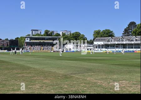 Ein Cricket-Match läuft auf dem New Road County Ground, Worcester. Tag 1 des Meisterschaftsspiels zwischen Worcestershire und Essex, dem ehemaligen Batting. Stockfoto