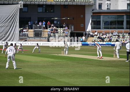 Ein Cricket-Match läuft auf dem New Road County Ground, Worcester. Tag 1 des Meisterschaftsspiels zwischen Worcestershire und Essex, dem ehemaligen Batting. Stockfoto