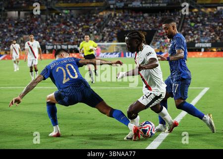 ORLANDO, USA - 30. Juni 2025: Jeremy Doku aus Manchester City wird im Camp World Stadium beim 16. Spiel der FIFA Club-Weltmeisterschaft zwischen Manchester City FC und Al Hilal von Joao Cancelo aus Al Hilal bekämpft (Quelle: Craig Mercer/ Alamy Live News) Stockfoto