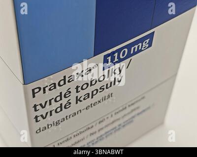 Prag, Tschechische Republik - 28. Juni 2025: PRADAXA-Packung mit dem Wirkstoff Dabigatranetexilat von Boehringer Ingelheim, zur Behandlung des Schlaganfalls p Stockfoto
