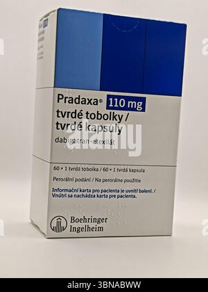 Prag, Tschechische Republik - 28. Juni 2025: PRADAXA-Packung mit dem Wirkstoff Dabigatranetexilat von Boehringer Ingelheim, zur Behandlung des Schlaganfalls p Stockfoto