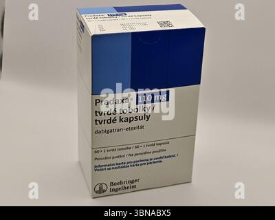 Prag, Tschechische Republik - 28. Juni 2025: PRADAXA-Packung mit dem Wirkstoff Dabigatranetexilat von Boehringer Ingelheim, zur Behandlung des Schlaganfalls p Stockfoto