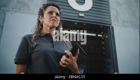 Multiethnische Mitarbeiter bringen Kartons mit Online-Bestellungen, E-Commerce-Waren zum Logistics Retail Warehouse. Weibliche Inventory Manager scannt Pakete mit Barcode-Scanner mit Tablet-Computer. Stockfoto