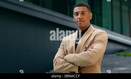 Porträt zuversichtlich Afroamerikaner lächelnd ruhiges Vertrauen ethnischer Geschäftsmann Geschäftsmann männlicher Führer Investor Immobilienhändler Arbeitgeber Stockfoto