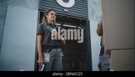 Multiethnische Mitarbeiter bringen Kartons mit Online-Bestellungen, E-Commerce-Waren zum Logistics Retail Warehouse. Weibliche Inventory Manager scannt Pakete mit Barcode-Scanner mit Tablet-Computer. Stockfoto