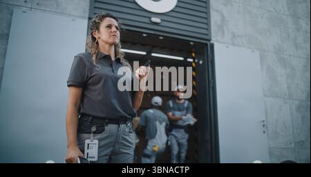 Verschiedene Mitarbeiter, die Kartons zum Logistics Distribution Warehouse transportieren. Weibliche Manager scannt Pakete mit Barcode-Scanner mit Digital Tablet. Online-Bestellungen, Lieferung, E-Commerce-Waren. Stockfoto