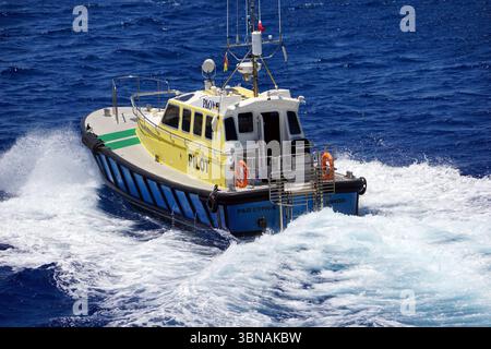 Limassol, Zypern, Ein blau-weißes Boot namens „PILOT“ mit einer gelben Kabine und einem weißen Mast, segelt auf einem tiefen blauen Ozean. Das Boot bewegt sich von links nach rechts und erzeugt einen Kontrast zum umgebenden Wasser. Das Boot hat ein weißes Geländer und einen kleinen, roten Rettungsring an der Seite. Der Name „P&O CYPRIA“ ist an der Seite des Bootes zu sehen. Das Auge und die Phantasie eines Künstlers Stockfoto