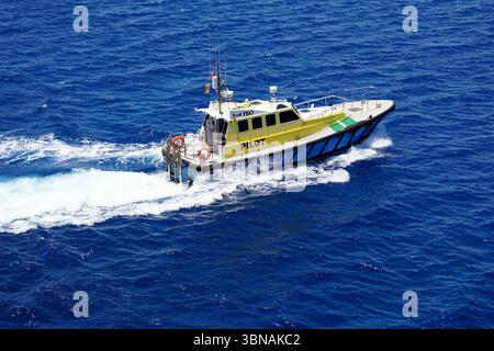 Limassol, Zypern, Ein gelb-weißes Boot namens „PILOT“, das auf einem tiefblauen Ozean segelt. Das Boot hat eine weiße Kabine und einen schwarzen Streifen entlang des Rumpfes. Es ist mit einer kleinen, möglicherweise radarartigen Antenne oben und einer kleinen Flagge auf der Rückseite ausgestattet. Das Boot bewegt sich von links nach rechts und hinterlässt eine weiße Spur. Das Meer ist relativ ruhig mit kleinen Wellen. Das Auge und die Phantasie eines Künstlers Stockfoto