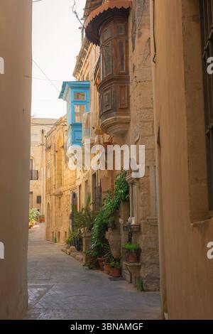 Mdina Malta Haus, Blick auf die Häuser in einer malerischen Straße in der Altstadt der historischen ummauerten Stadt Mdina, Malta Stockfoto