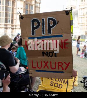 London, England, Vereinigtes Königreich 1. Juli 2025 protestieren Aktivisten der Organisation Disabled People gegen Kürzungen von Leistungen außerhalb des parlaments. Richard Lincoln/Alamy Live News Stockfoto