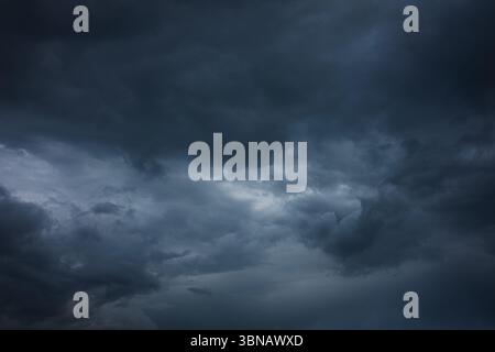 Wunderschöner Himmel. Farbverlauf von Dunkelblau zu weiß Stockfoto