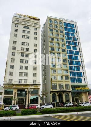Da Nang, Vietnam-19. März 2025: Zwei prominente Hotels, Royal Family und Dana Marina, stehen hoch nebeneinander und verbinden klassische und moderne Architektur Stockfoto