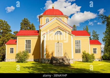 Historische lutherische Holzkirche Uukuniemi mit roter Kuppel in Finnland Stockfoto