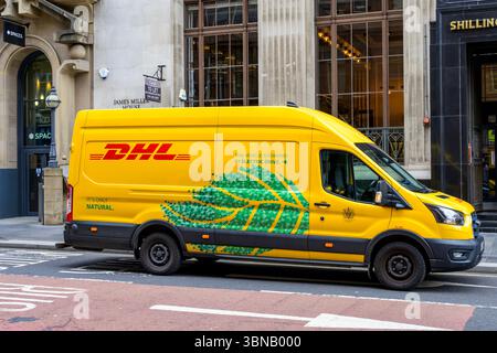Ein zu 100 % elektrischer Ford E-Transit Lieferwagen von DHL, der auf einer Straße im Stadtzentrum, Glasgow, Schottland, Großbritannien, Europa, geparkt wird Stockfoto