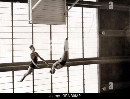 Die Schwimm-Europameisterschaft in Wembley, 9. August 1938: Von einer Pressefoto der Keystone View Company: Hoch oben im Glasdach machen Weiss und Kitzig, die deutschen Risshochtaucher, einen spektakulären Doppeltauchgang während der Ausstellung Hochtauchen am Nachmittag. Stockfoto