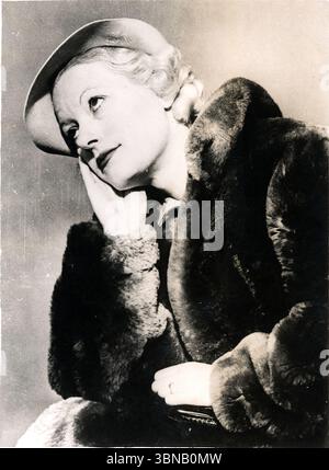 Ehefrau Lässt Sich Von Stan Laurel Scheiden. 31. Dezember 1936. Aus einem Pressefoto der Keystone View Company: Die blonde Virginia Ruth Laurel wird in Los Angeles Superior Court, Kalifornien gezeigt, als sie eine Scheidung und einen Grundstücksbeistand durch den Filmkomiker Stan Laurel gewann, in einer plötzlichen Beendigung einer anfangs sehr umstrittenen Instandhaltungsklage. Sie erzählte dem Richter, dass Laurel sie wegen Trost geheiratet hat. Durch eine genehmigte Einigung erhält sie 5% der zukünftigen Einnahmen der Komiker, bis sie wieder heiratet, zusammen mit ihrem Haus und zwei Autos. Stockfoto