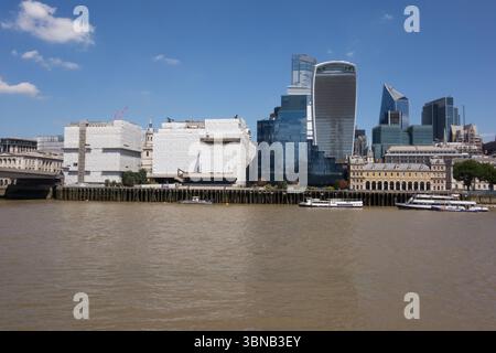 Adelaide House in Wraps und City of London Skyline von der Südseite der Themse, London, England, Großbritannien Stockfoto