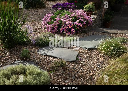 Steintreppweg im englischen Schottergarten, England, Europa Stockfoto