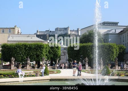 Blick von den Mirabellgärten auf die Festung Hohensalzburg, Salzburg, Österreich Stockfoto