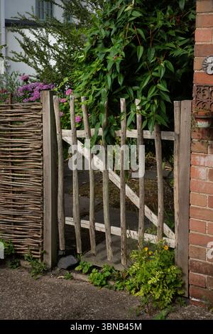 Holztor im Englischen Garten, England, Europa Stockfoto