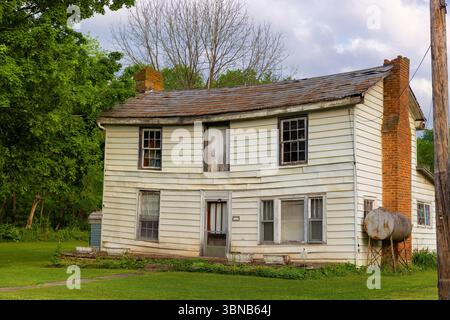 Bulls Gap, Tennessee, USA – 30. April 2025: Ein altes, verlassenes Bauernhaus im ländlichen Tennnessee, USA Stockfoto