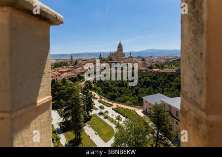 Aus der Vogelperspektive auf die Altstadt von Segovia und die Kathedrale unserer Lieben Frau von der Himmelfahrt, römisch-katholische Kathedrale in der spanischen Stadt Segovia, S. Stockfoto
