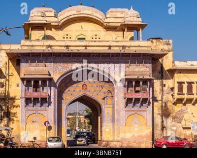 Blick auf das malerische Tor am Gangori Basar in Jaipur, Indien. Blick auf das malerische Tor am Tulsi Marg auf dem Gangori Basar. Stockfoto