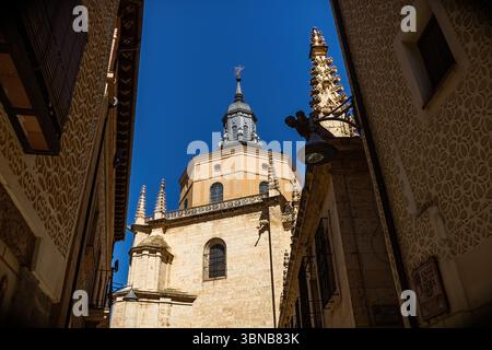 Außenansicht der Kathedrale unserer Lieben Frau von der Himmelfahrt und des Heiligen Fructus, römisch-katholische Kathedrale in der spanischen Stadt Segovia, Stockfoto