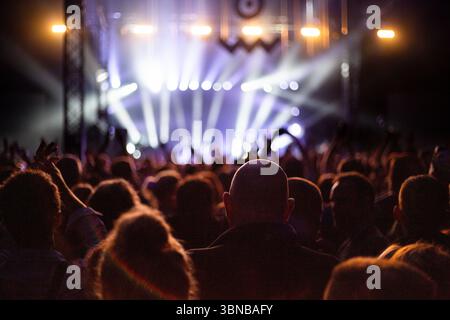 LEIDENSCHAFTLICHES PUBLIKUM, TANZZELT, BELEUCHTUNG, LEFTFIELD, FESTIVALKONZERT, 2015: ein kahlköpfiger älterer Raver beobachtet, wie die Hände und mobilen Kameras in der verrückten Mitternachtsmesse nach den Lichtern greifen, um die Dance-Musik-Legenden LEFTFIELD auf der Far Out Stage zu erleben. Das Green man Musikfestival in den Brecon Beacons Mountains in Wales, Großbritannien am 20. August 2015. Quelle: Rob Watkins/Alamy Live News. INFO: Leftfield ist eine britische elektronische Musikgruppe, die bekannt ist für die Mischung von House, Dub und Techno mit reichen, filmischen Soundlandschaften. In den 1990er Jahren entstanden ihre einflussreichen Alben wie Leftism Stockfoto