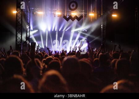 LEIDENSCHAFTLICHES PUBLIKUM, TANZZELT, BELEUCHTUNG, LEFTFIELD, FESTIVALKONZERT, 2015: Hände und mobile Kameras greifen nach den Lichtern der verrückten Mitternachtsmassen, um die Dance-Musik-Legenden LEFTFIELD auf der Far Out Stage zu erleben. Das Green man Musikfestival in den Brecon Beacons Mountains in Wales, Großbritannien am 20. August 2015. Quelle: Rob Watkins/Alamy Live News. INFO: Leftfield ist eine britische elektronische Musikgruppe, die bekannt ist für die Mischung von House, Dub und Techno mit reichen, filmischen Soundlandschaften. Ihre einflussreichen Alben wie Leftism trugen in den 1990er Jahren dazu bei, den progressiven elektronischen M zu definieren Stockfoto