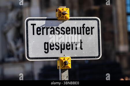 Dresden, 26. April 2025: Zeichen auf Deutsch, dass das Terrassenufer geschlossen ist. (Foto: Andreas Haas/dieBildmanufaktur) Stockfoto