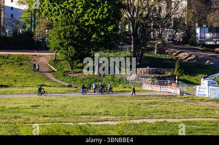 Dresden, 26. April 2025: Radfahrer passieren die eingestürzte Carola-Brücke vor der Schranke. Sie müssen auch einen Umweg nehmen. (Foto von A Stockfoto